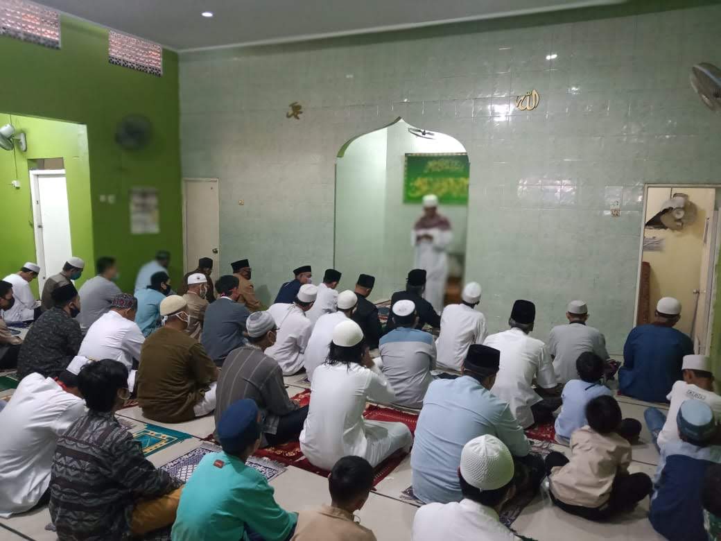 Jamaah Memakmurkan Ruang Utama Sholat Musholla