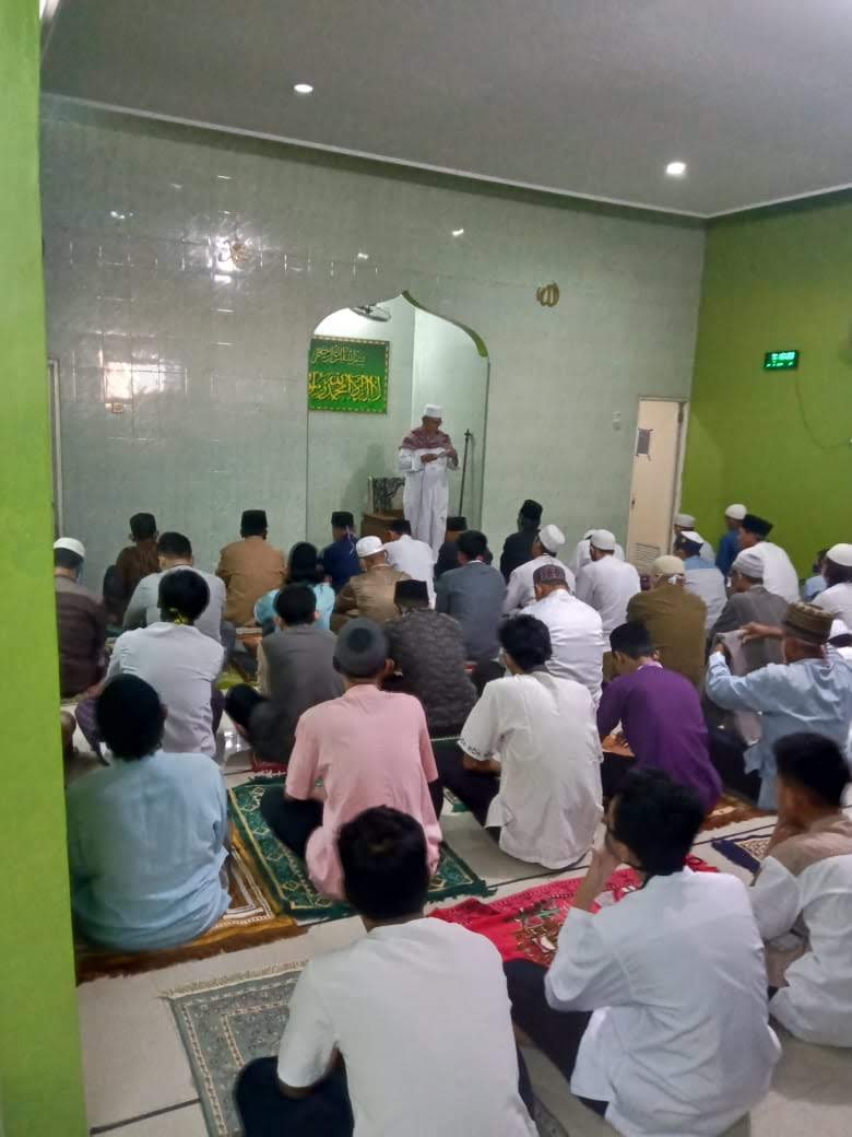 Sholat Berjamaah Khusyuk Warga Gembor Periuk